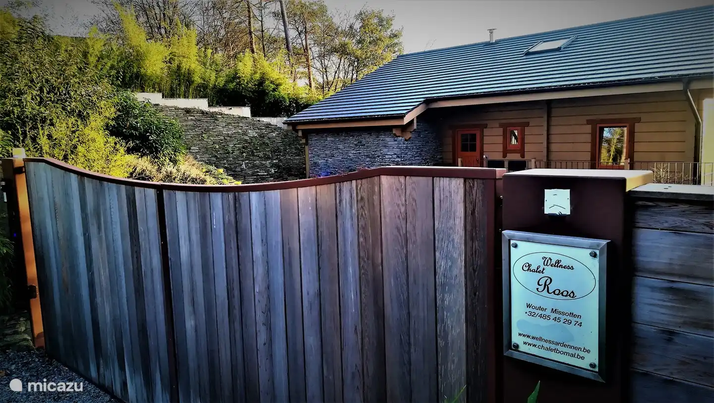 Sobald Sie drinnen sind, schließen Sie das automatische Tor und Sie befinden sich in absoluter Privatsphäre in Ihrem eigenen Wellness-Resort. Wellness Chalet Roos: ein wahres Erlebnis.