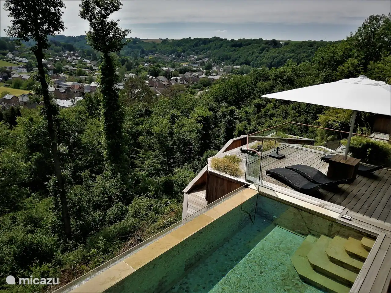 Poolterrasse mit endlosem Blick auf das Tal, genießen!