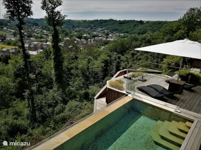 Wellness Chalet ROOS in Durbuy | Belgique, Ardennes, Bomal-sur-Ourthe - villa Terrasse au bord de la piscine avec vue imprenable sur la vallée, profitez-en !