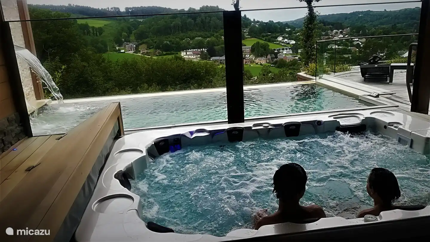 Vom 8-Personen-Whirlpool aus haben Sie einen Blick auf den Pool und können das schöne Tal genießen.