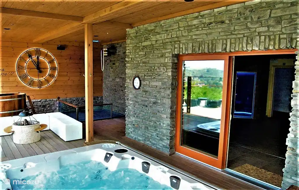 Der Indoor-Wellnessbereich, der Whirlpool, der Kamin, der Zugeimer, das Tauchfass und die Uhr !