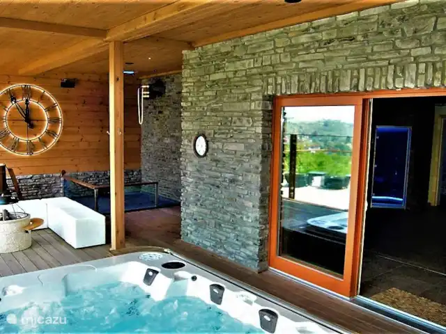 Wellness Chalet ROOS in Durbuy | Belgique, Ardennes, Bomal-sur-Ourthe - villa L’espace bien-être intérieur, jacuzzi, cheminée, seau à tirer, baril d’immersion et l’horloge !