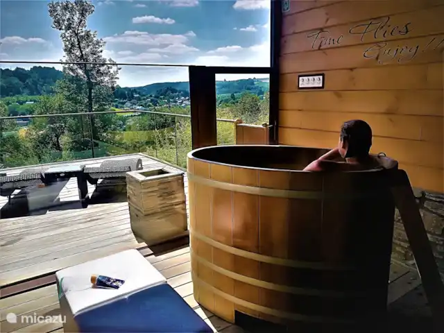 Wellness Chalet ROOS in Durbuy | Belgique, Ardennes, Bomal-sur-Ourthe - villa Profitez de la belle vue sur la vallée depuis un tonneau d’immersion rafraîchissant.