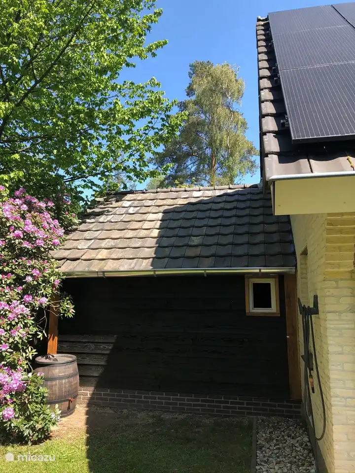 Ampliación con 2.º aseo, amplio lavadero con lavadora, congelador, lavavajillas, horno/microondas y almacén interior para bicicletas.