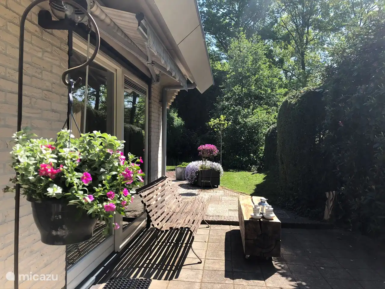 Bonito y espacioso jardín con varias terrazas.