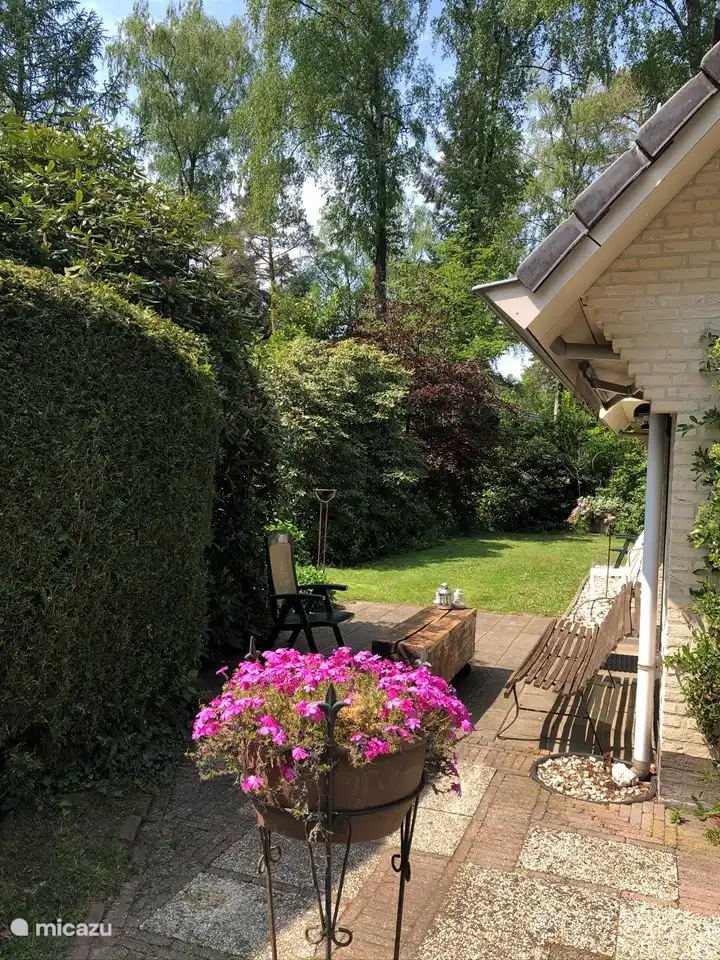 Jardín lateral soleado, accesible a través de la puerta corredera. ¡Con un banco para tomar un café al sol!