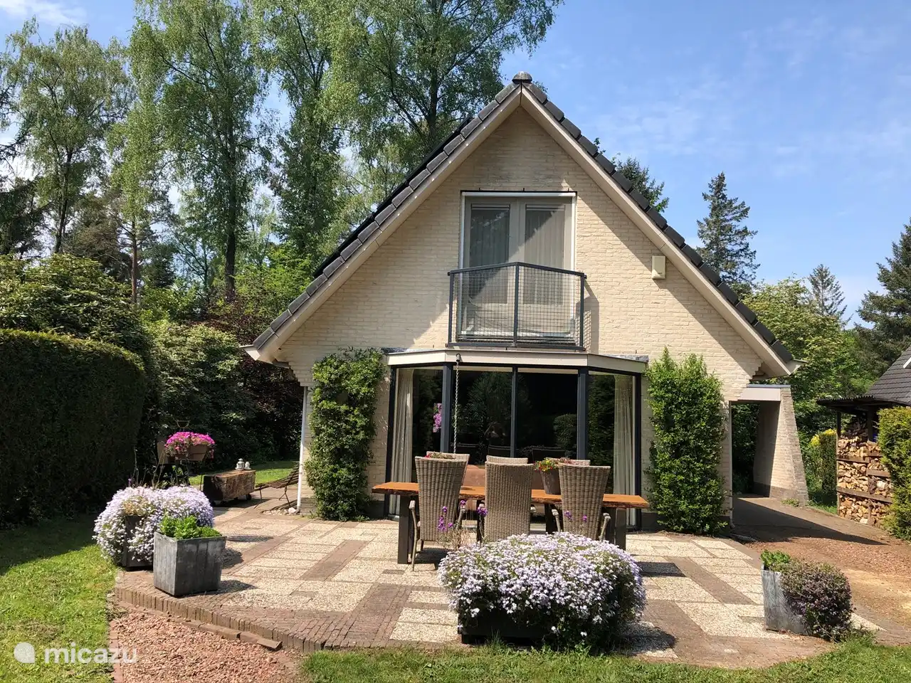 Un lugar maravilloso y amplio estacionamiento en el lugar (cochera)