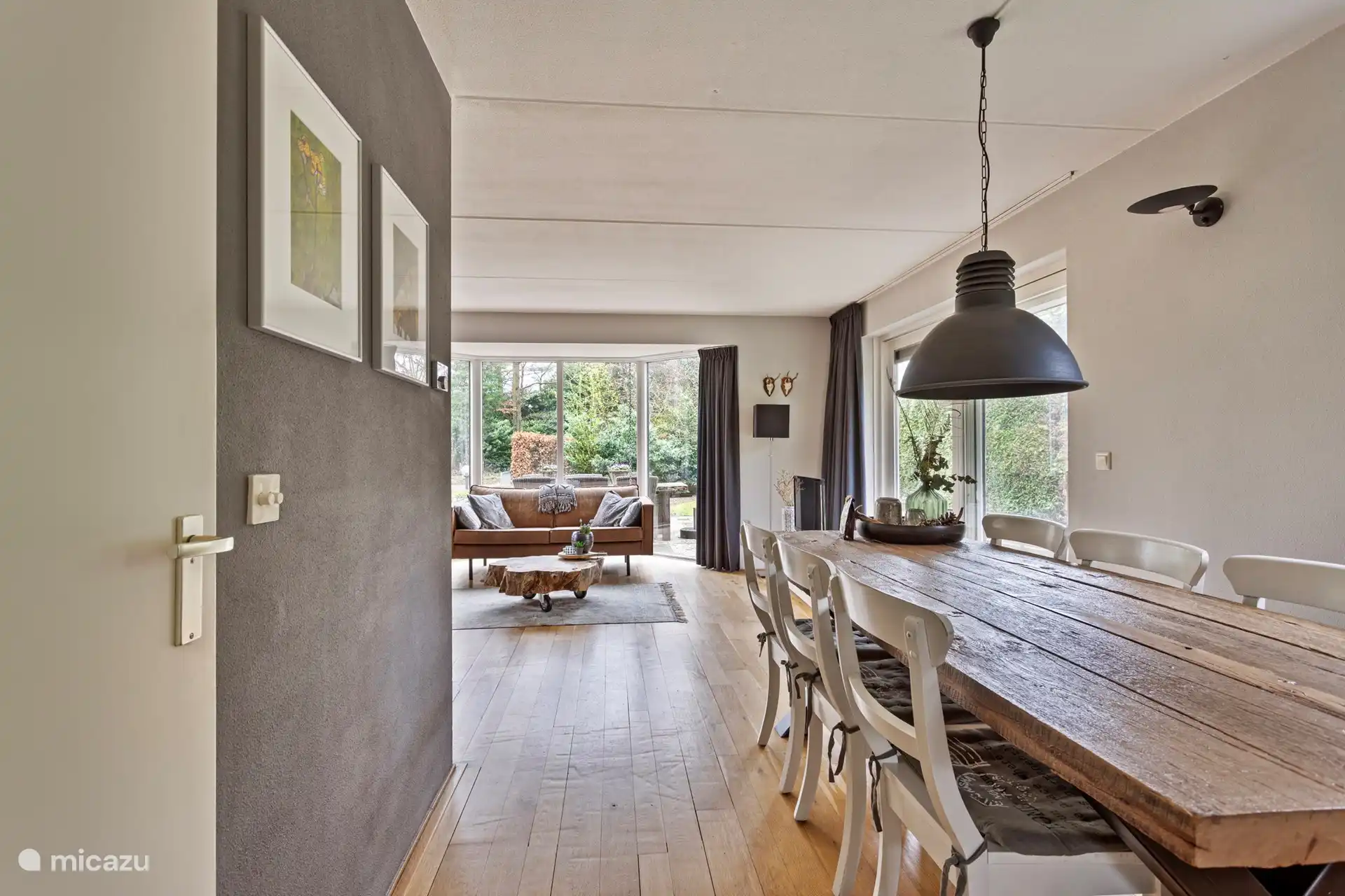 Vista del comedor desde la cocina.