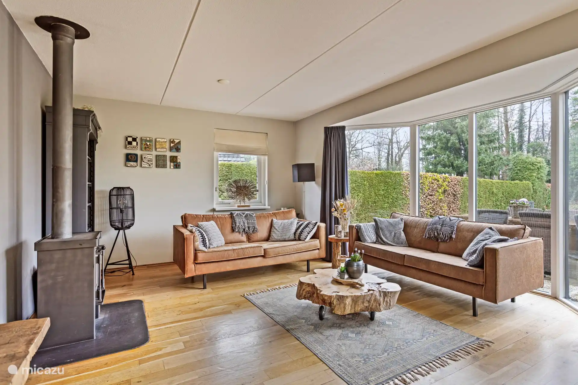 Amplio salón con estufa de leña.