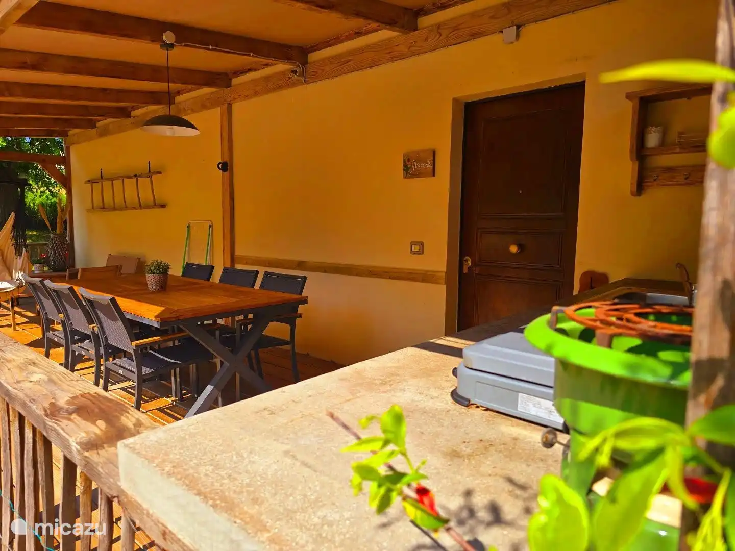 Cocina exterior y mesa de comedor Girasole