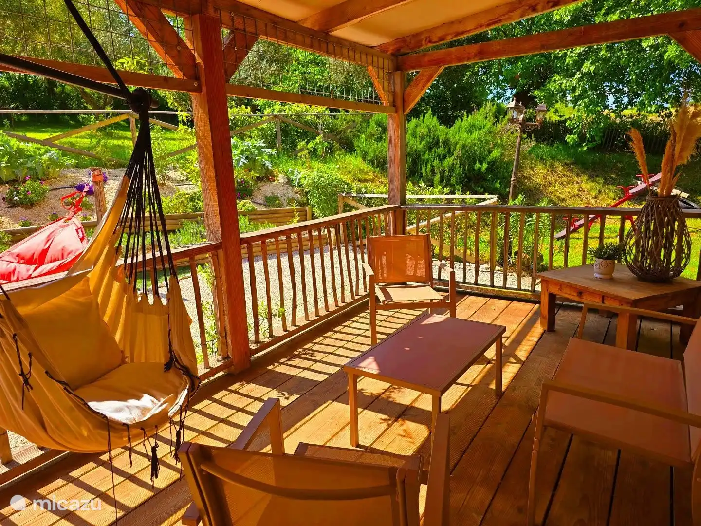 Salón - mecedora y parque infantil contiguo