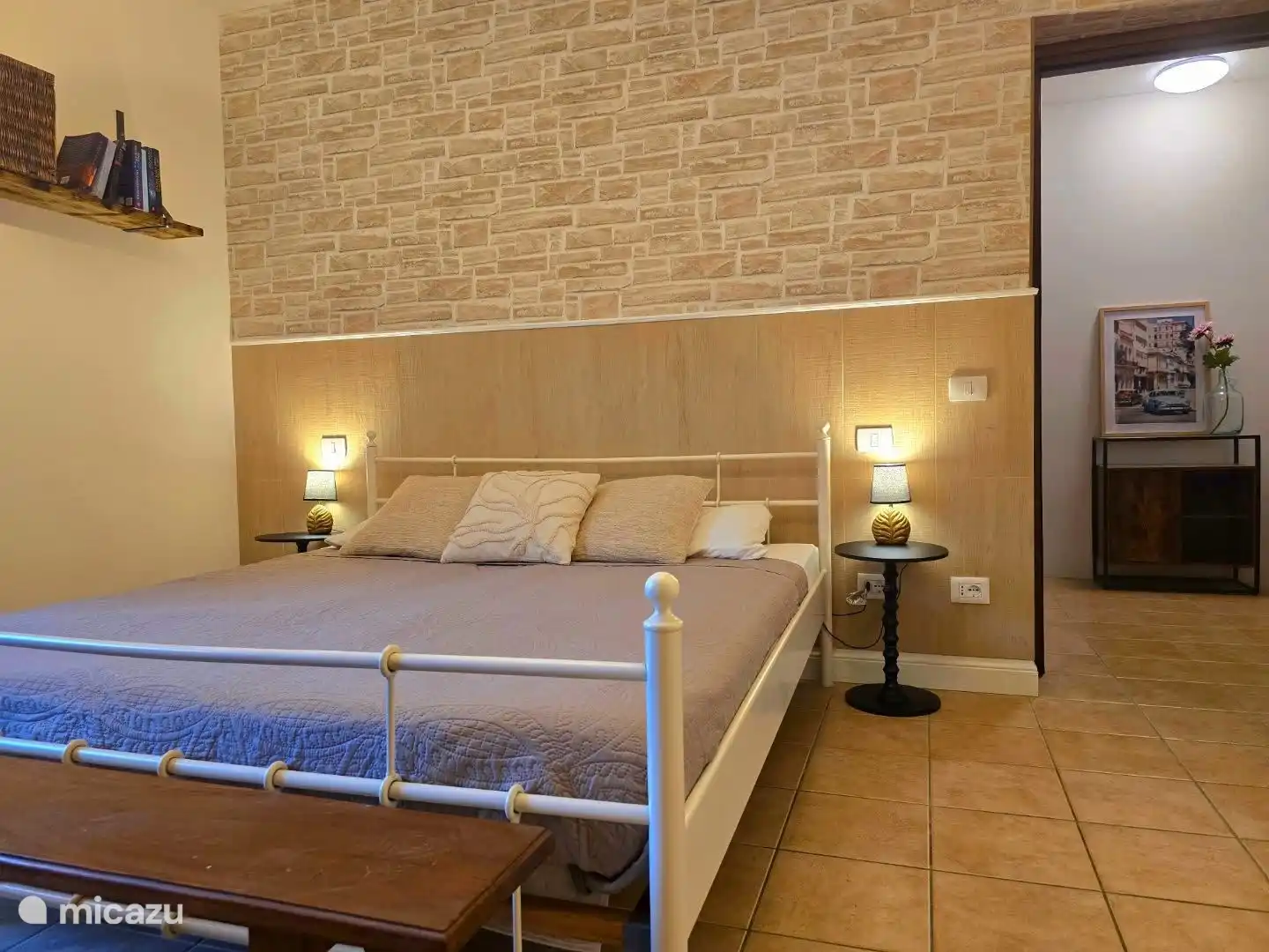 Slaapkamer met zicht op gang naar badkamer