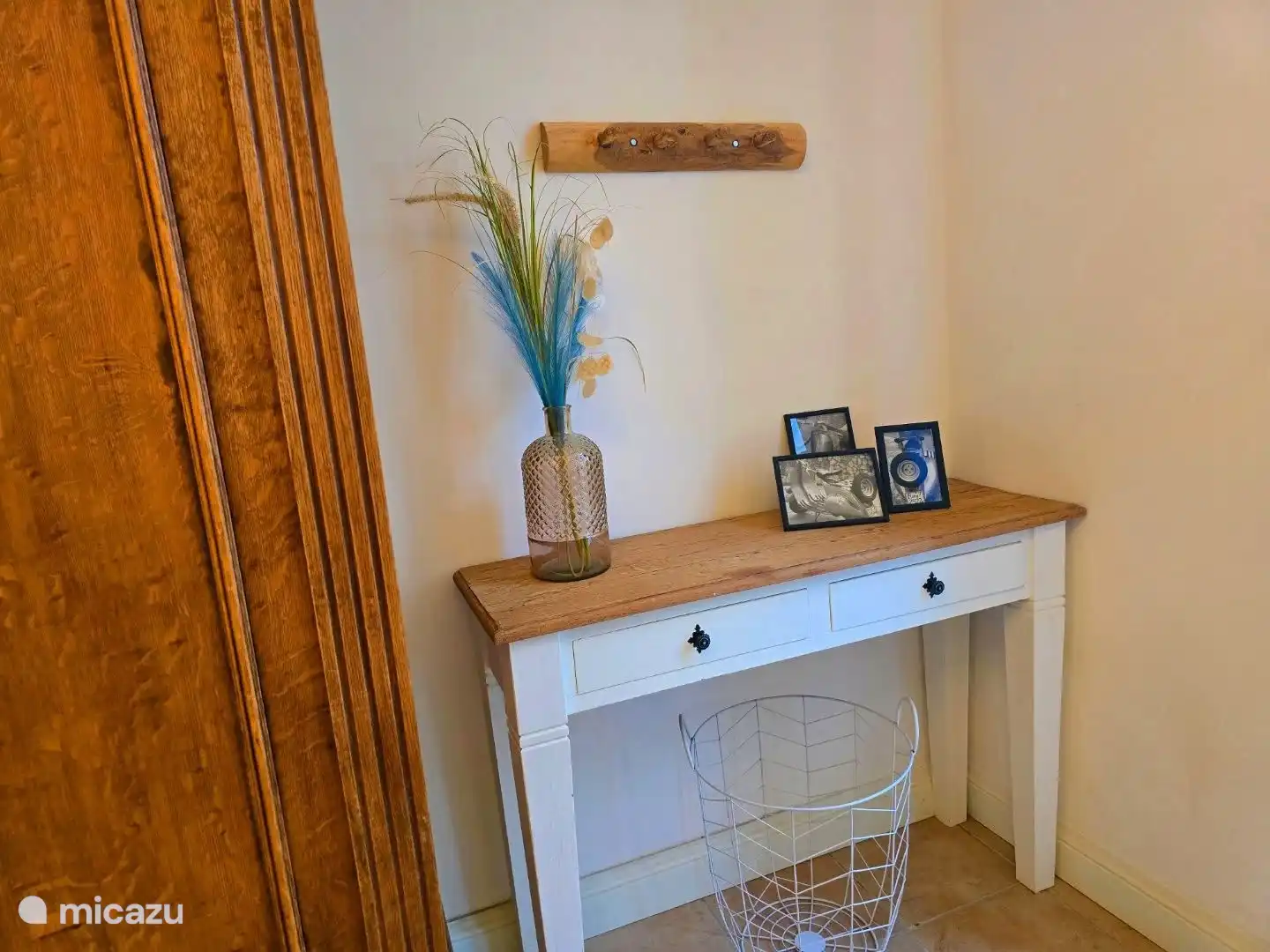 sfeerbeeld kamer + wasmand om naar het wasmachine te gaan.