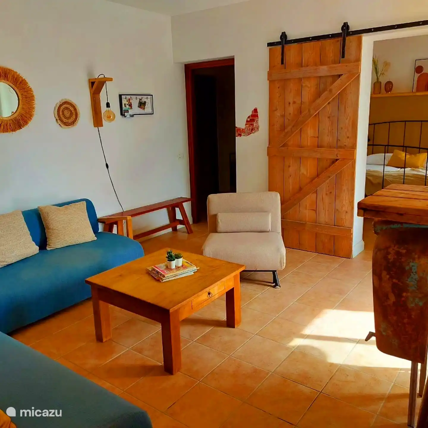 Amplia sala de estar con sofás, mesa de bar y rincón de café