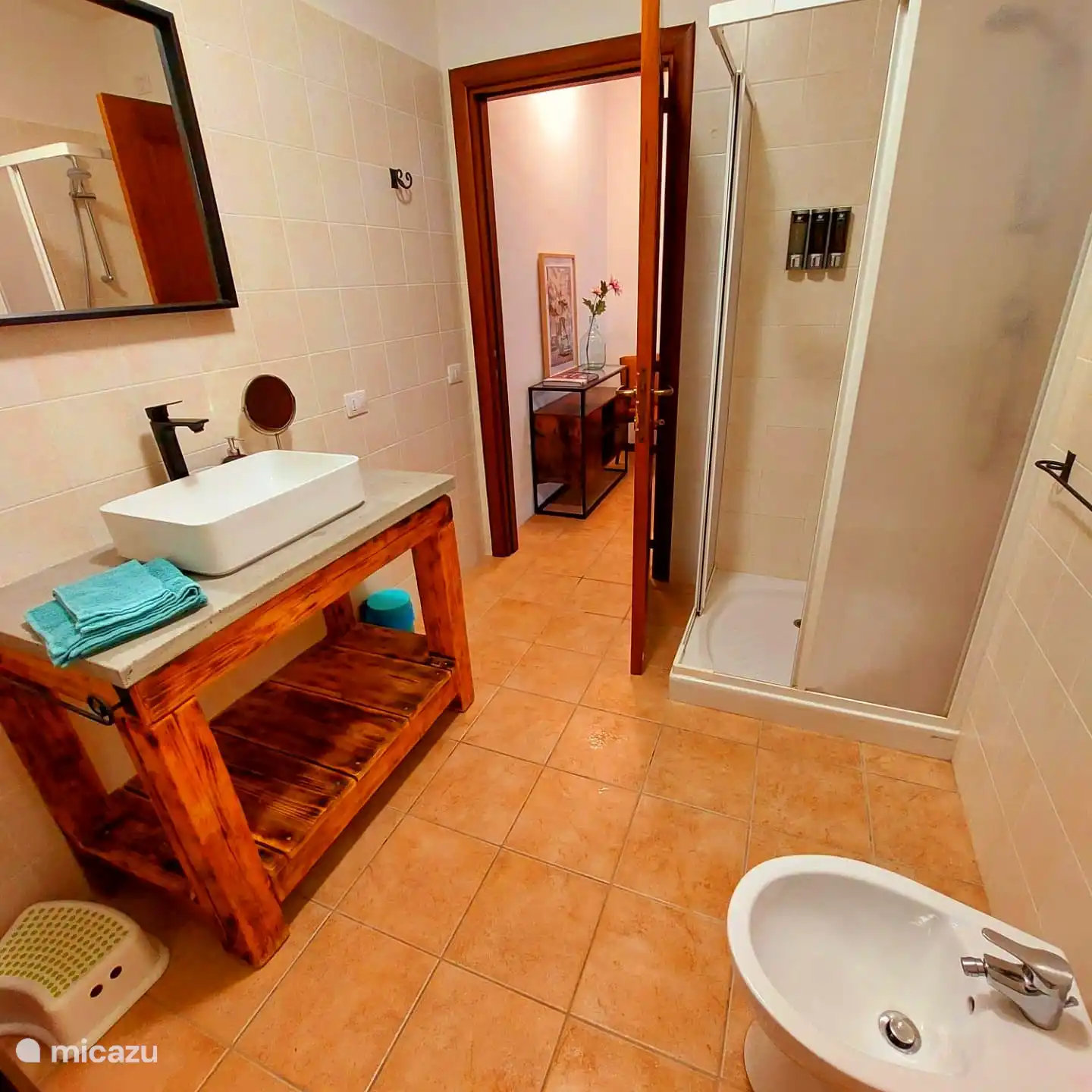 Amplio cuarto de baño con ducha, bidé, inodoro, lavabo y lavadora de uso privado