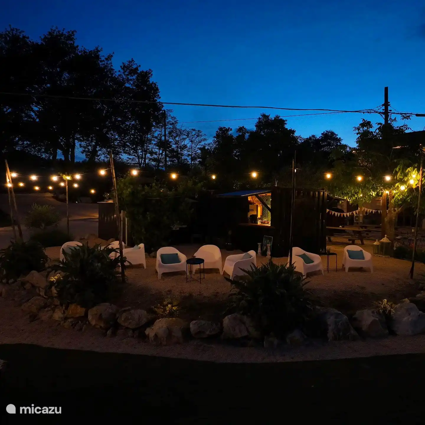 El bar con asientos por la noche que incluyen acogedoras luces de hadas