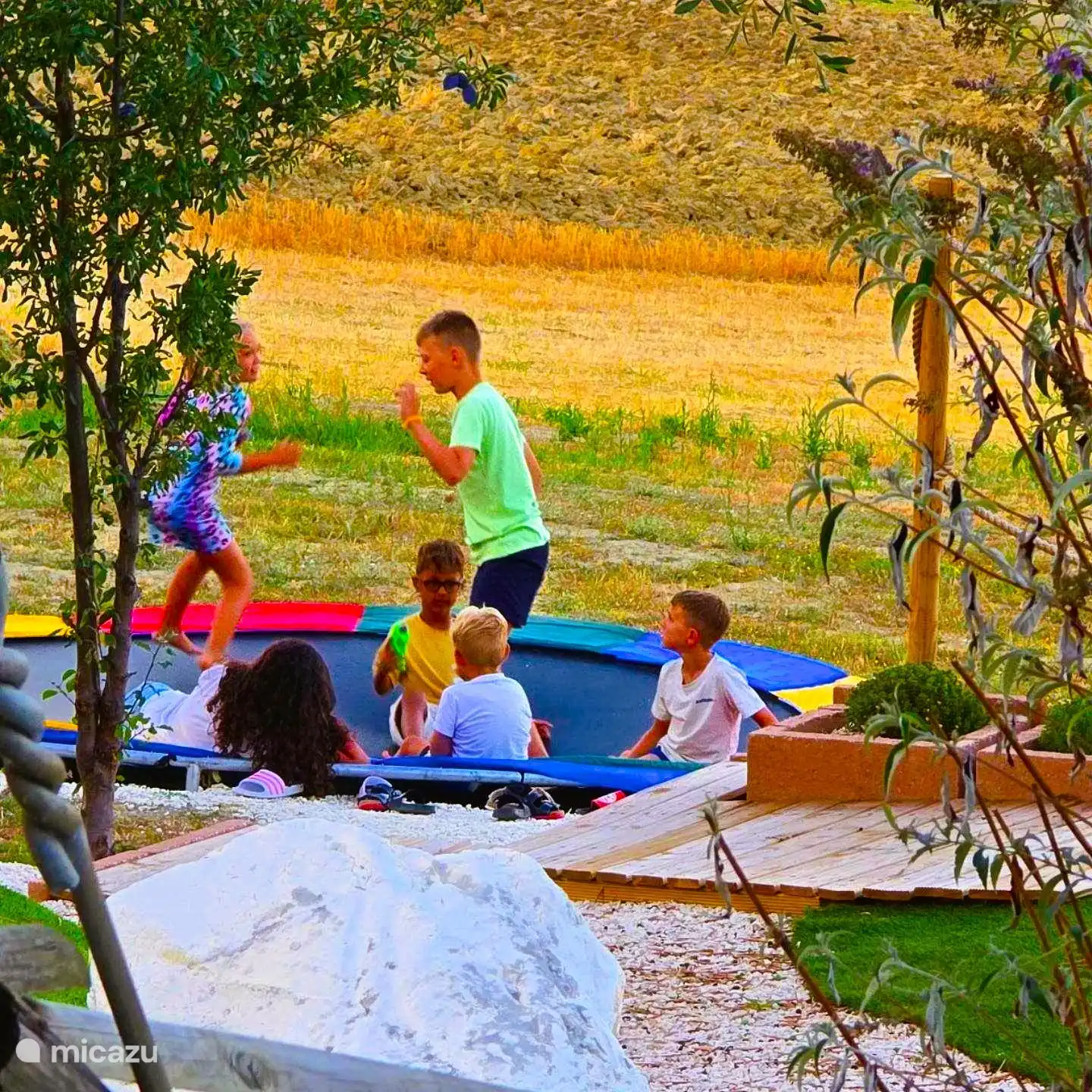 Trampolín en el suelo = seguro y divertido para todos