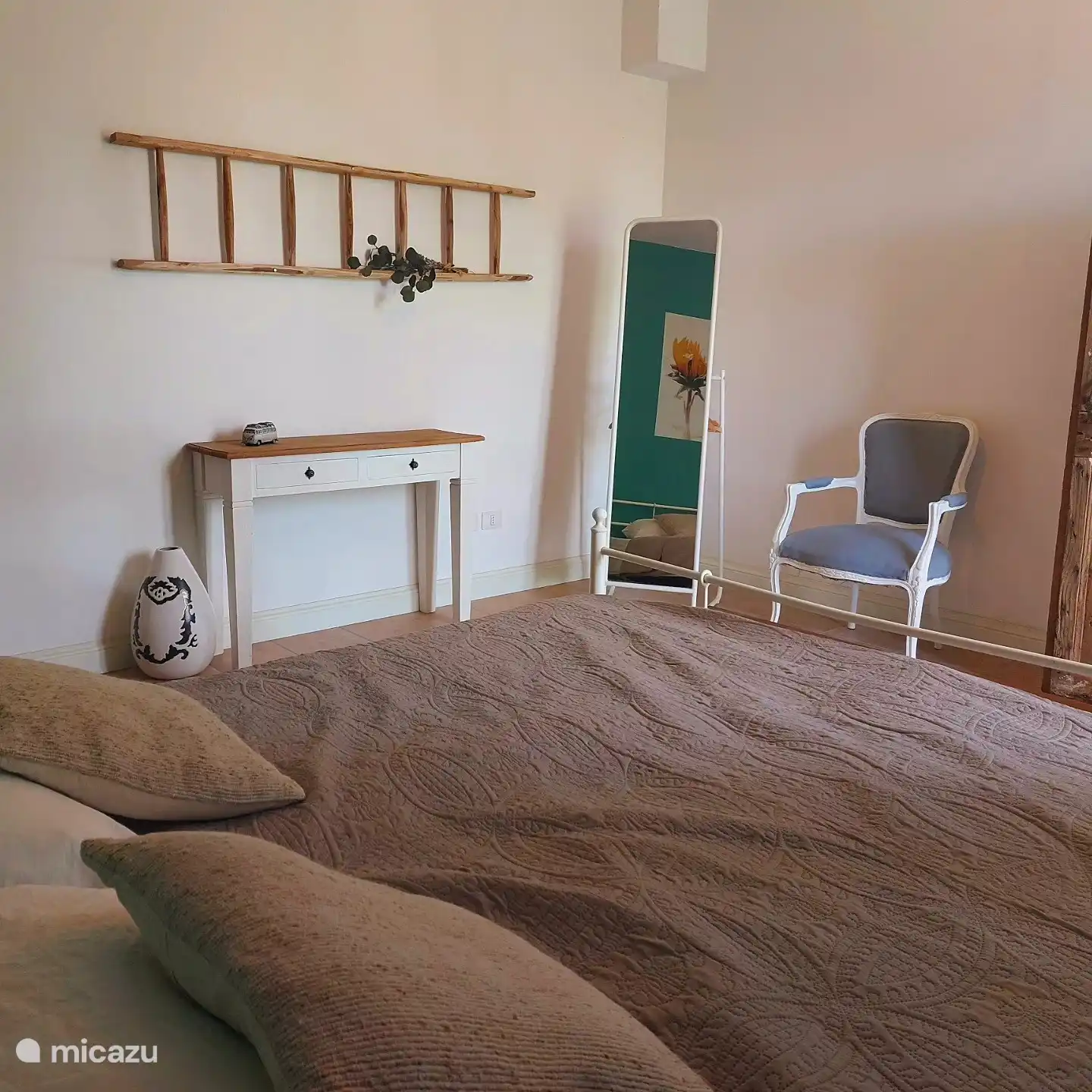 Dormitorio principal en estilo rústico, bonito y espacioso