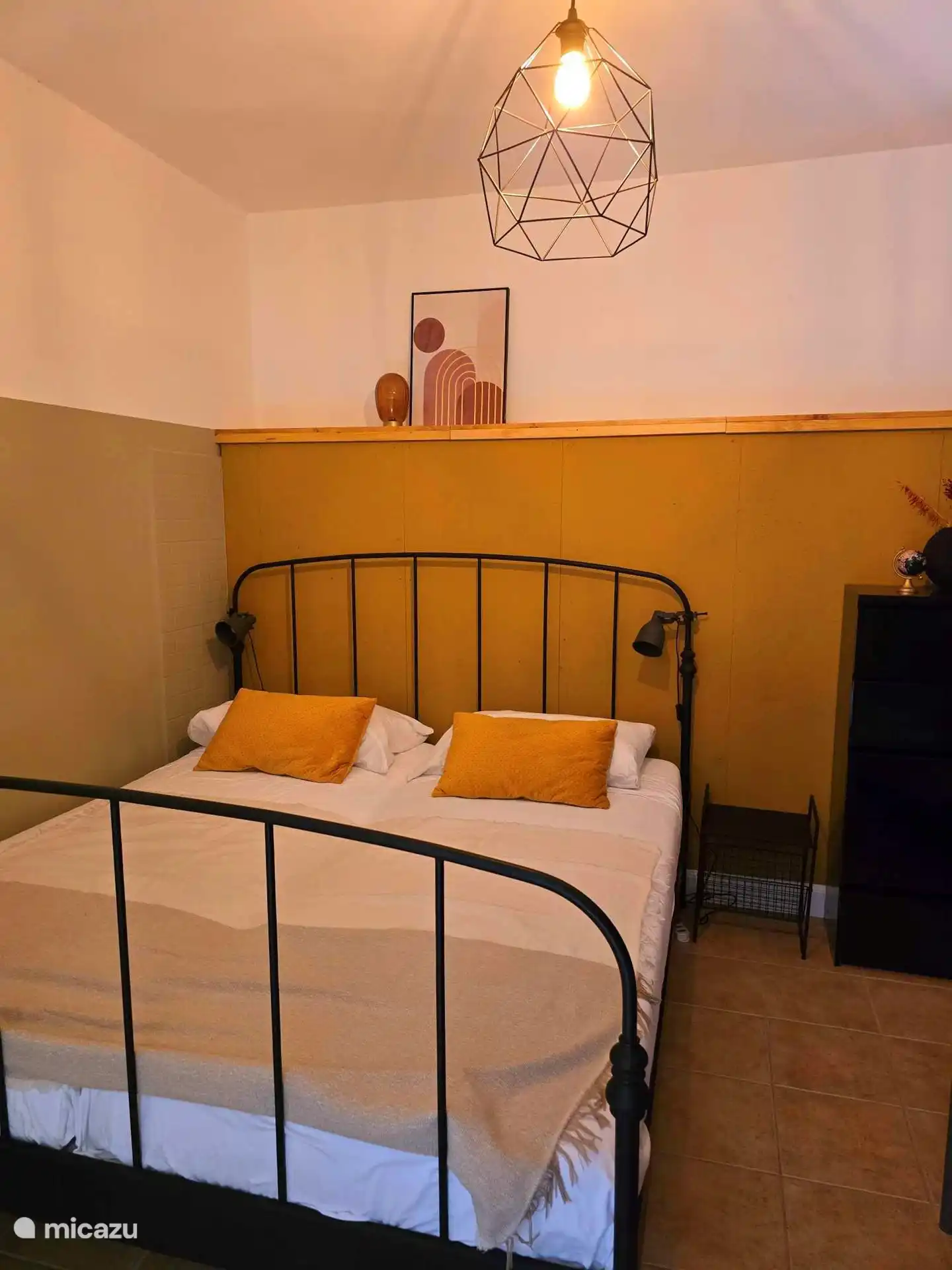 Amplio dormitorio con cama de matrimonio y litera, armarios empotrados y zona de juegos