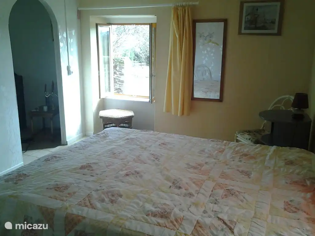 Bedroom with double bed of 160x200cm. French windows to terrace.