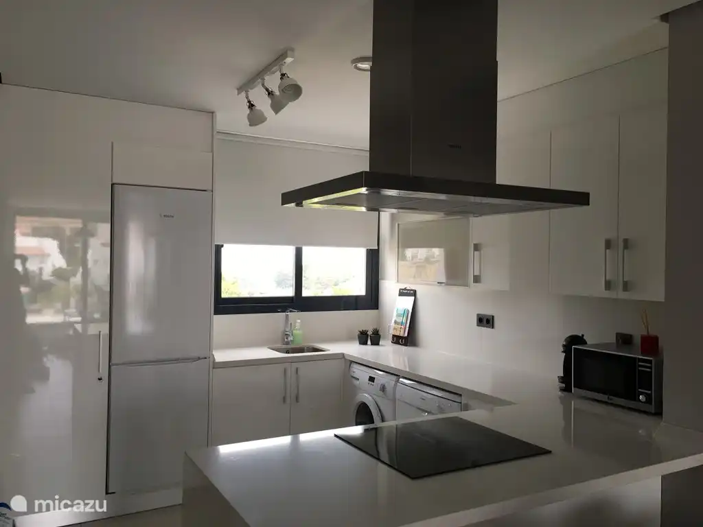 CUISINE
La cuisine ouverte est entièrement équipée et dotée de tout le confort : lave-linge, lave-vaisselle, four, réfrigérateur, congélateur, micro-onde, aspirateur, Dolce Gusto, grille-pain, ...