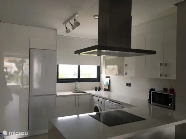 Casa Pinto huren in Spanje, Costa Blanca, Orihuela Costa - appartement KEUKEN
De open keuken is volledig ingericht en voorzien van alle comfort: wasmachine, vaatwasser, oven, koelkast, diepvries, microgolf, stofzuiger, Dolce Gusto, broodrooster,…