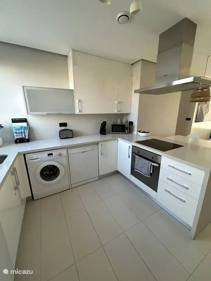 Cuisine : lave-linge, lave-vaisselle, micro-ondes, four, plaque vitrocéramique, cafetière et grille-pain