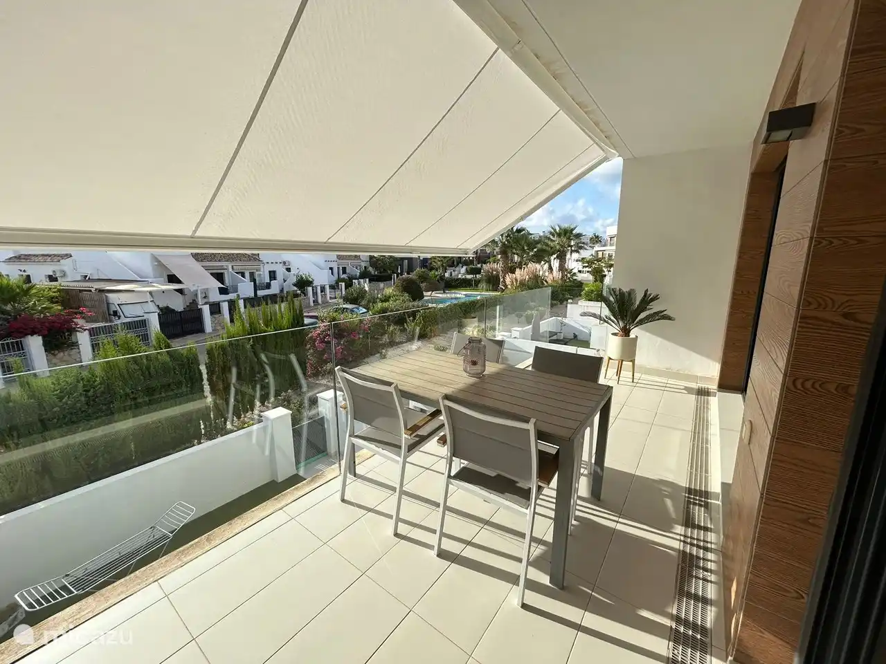 Terrasse : grand auvent (électrique)