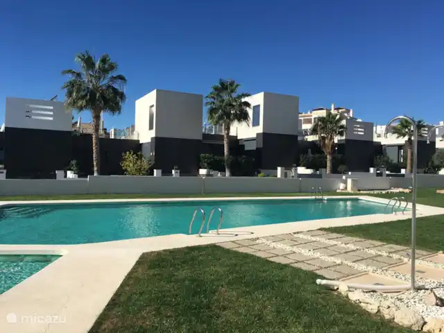 Casa Pinto huren in Spanje, Costa Blanca, Orihuela Costa - appartement In het afgesloten domein kan u gebruik maken van het gemeenschappelijk zwembad. In het appartement zijn plooi-ligbedjes aanwezig die u kan meenemen naar het zwembad.