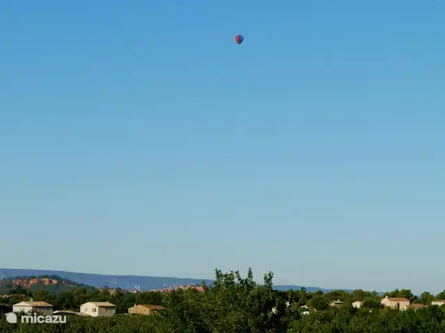 La Garussiere en Francia, Vaucluse, Les Cordiers - casa vacacional vista de la mañana hacia el Rosellón