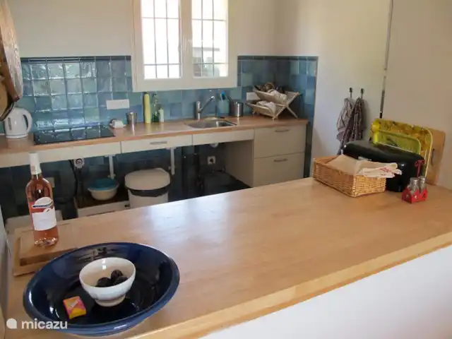 La Garussiere en Francia, Vaucluse, Les Cordiers - casa vacacional cocina desde el salón