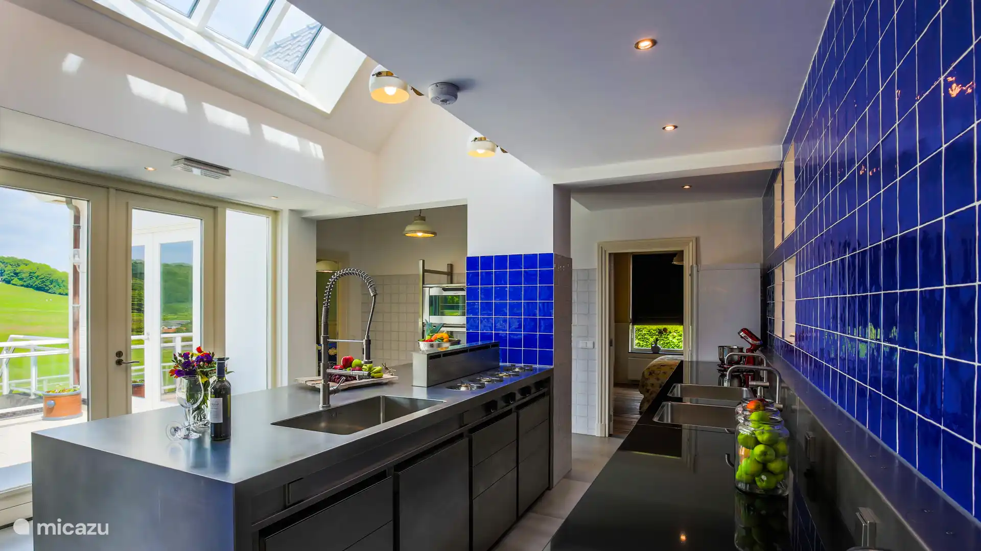 Serious kitchen met uitzicht