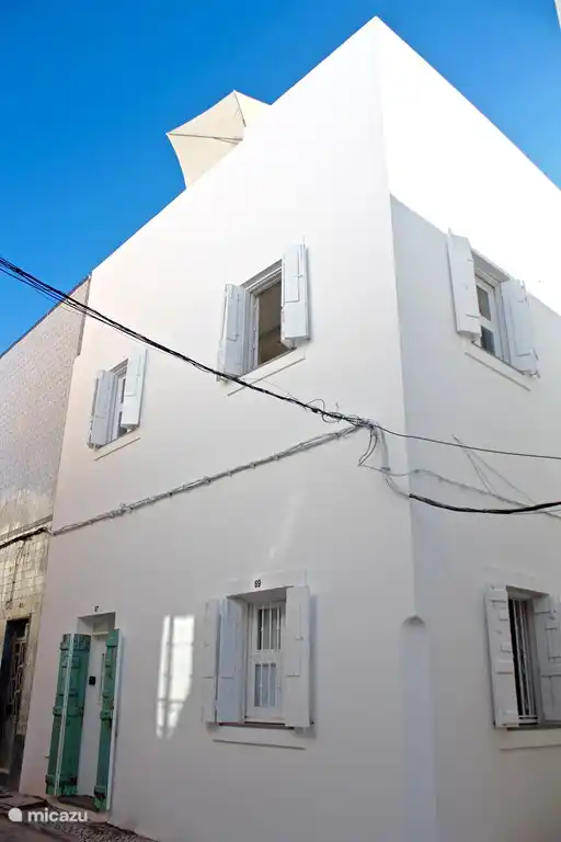 Straße gegenüber Haus