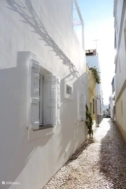 Seite unseres Hauses mit den kleinen Straßen