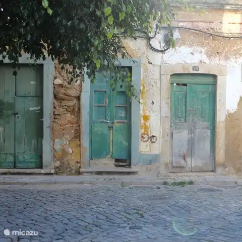 Schöne alte farbige Türen in den Straßen