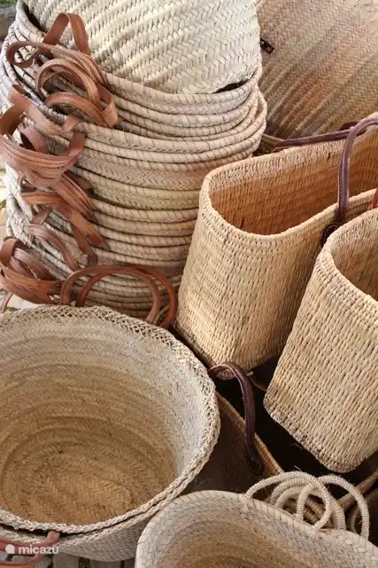 Schöne Weidenkörbe, die Sie auf den verschiedenen Zigeunermärkte kaufen