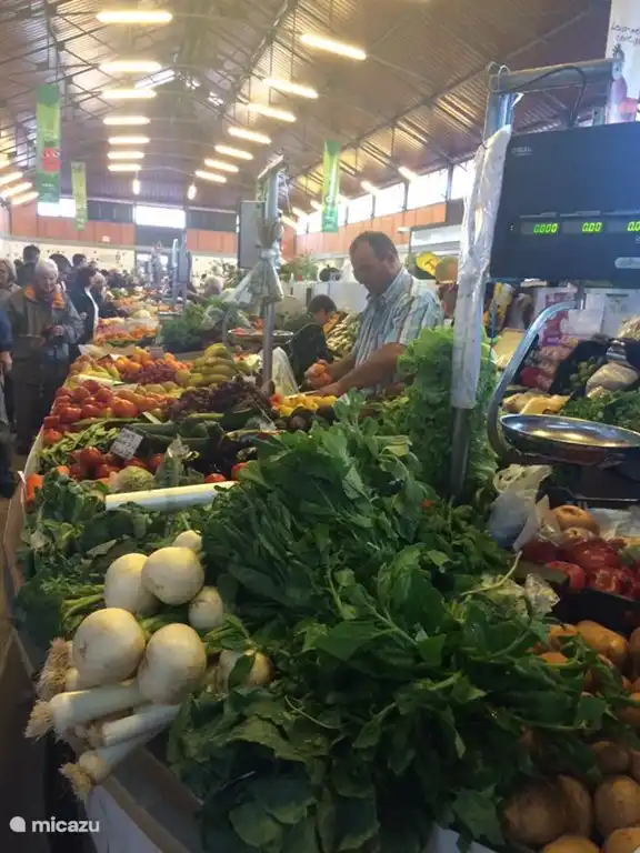 Frisches Gemüse, Käse, Fleisch und Fisch in den überdachten Markthallen von 8: 30-12: 30 Stunden