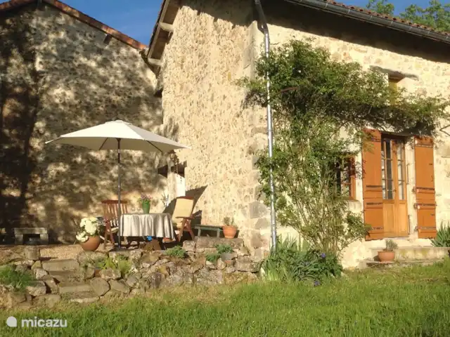 casa vacacional en Francia, Dordoña, Nontron – La pequeña casa Terraza y puerta principal