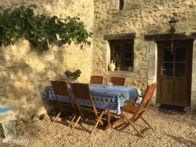 casa vacacional en Francia, Dordoña, Nontron – La pequeña casa Cenar al sol de la tarde