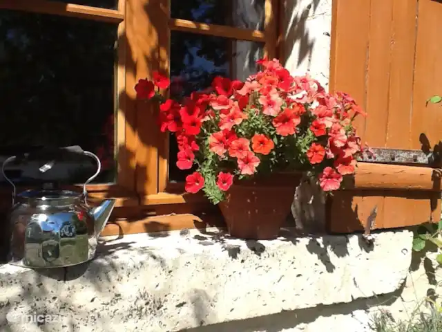 casa vacacional en Francia, Dordoña, Nontron – La pequeña casa ventana de la cocina