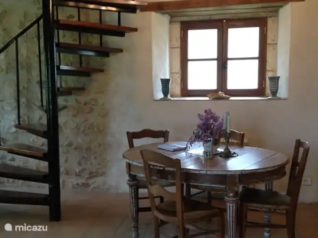 casa vacacional en Francia, Dordoña, Nontron – La pequeña casa Salón con escaleras