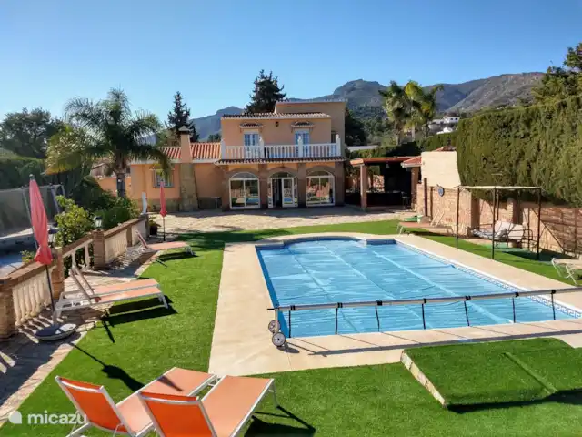Villa, piscine chauffée, vue mer | Espagne, Costa del Sol, Málaga - villa Intimité et détente totales. Le jardin est isolé et n’est pas négligé par les voisins