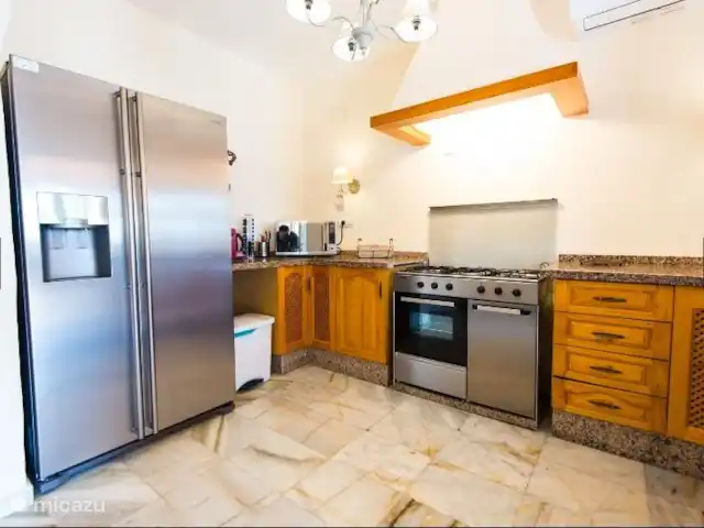 Villa, piscine chauffée, vue mer | Espagne, Costa del Sol, Málaga - villa Grand réfrigérateur américain avec machine à glaçons et eau fraîche filtrée. Pas besoin d'acheter de l'eau et de la glace au supermarché