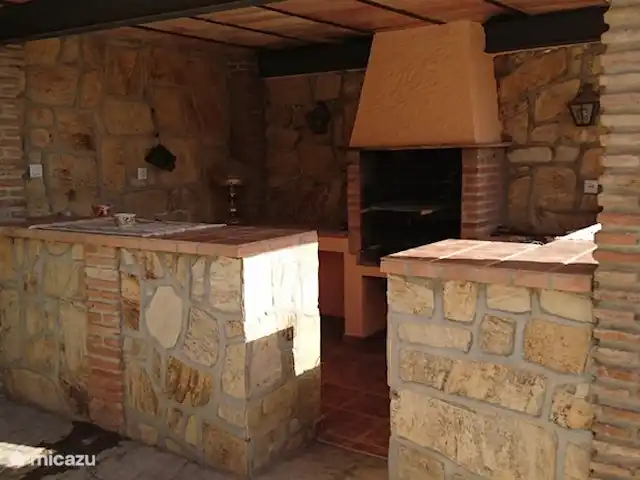 Villa, piscine chauffée, vue mer | Espagne, Costa del Sol, Málaga - villa Villa Buenavista Malaga - Cuisine extérieure avec grand gril à charbon/bois