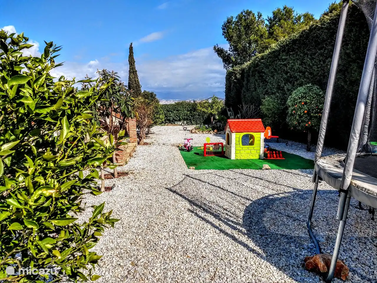 aire de jeux pour enfants comprend un immense trampoline