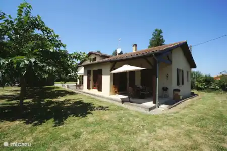 Vakantiehuis Frankrijk, Gers, Bascous bungalow Jouanlanne schaduwterras