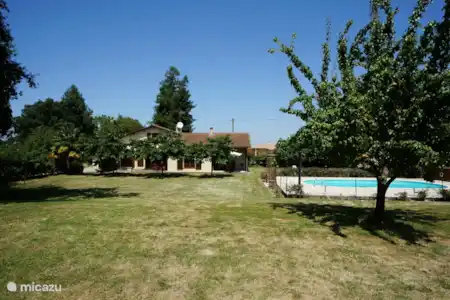 Vakantiehuis Frankrijk, Gers, Bascous bungalow Jouanlanne het huis vanuit de tuin