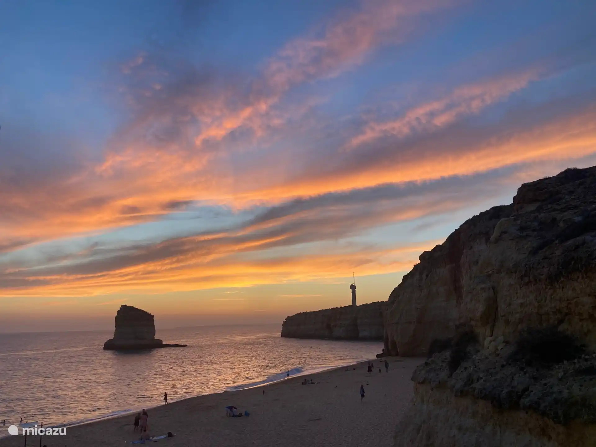 Wunderschöne Sonnenuntergänge können Sie am nahe gelegenen Strand Caneiros beobachten.