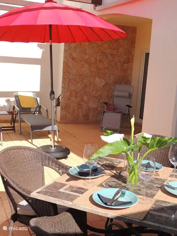 Auf der sehr großen Terrasse ist viel mo gleich