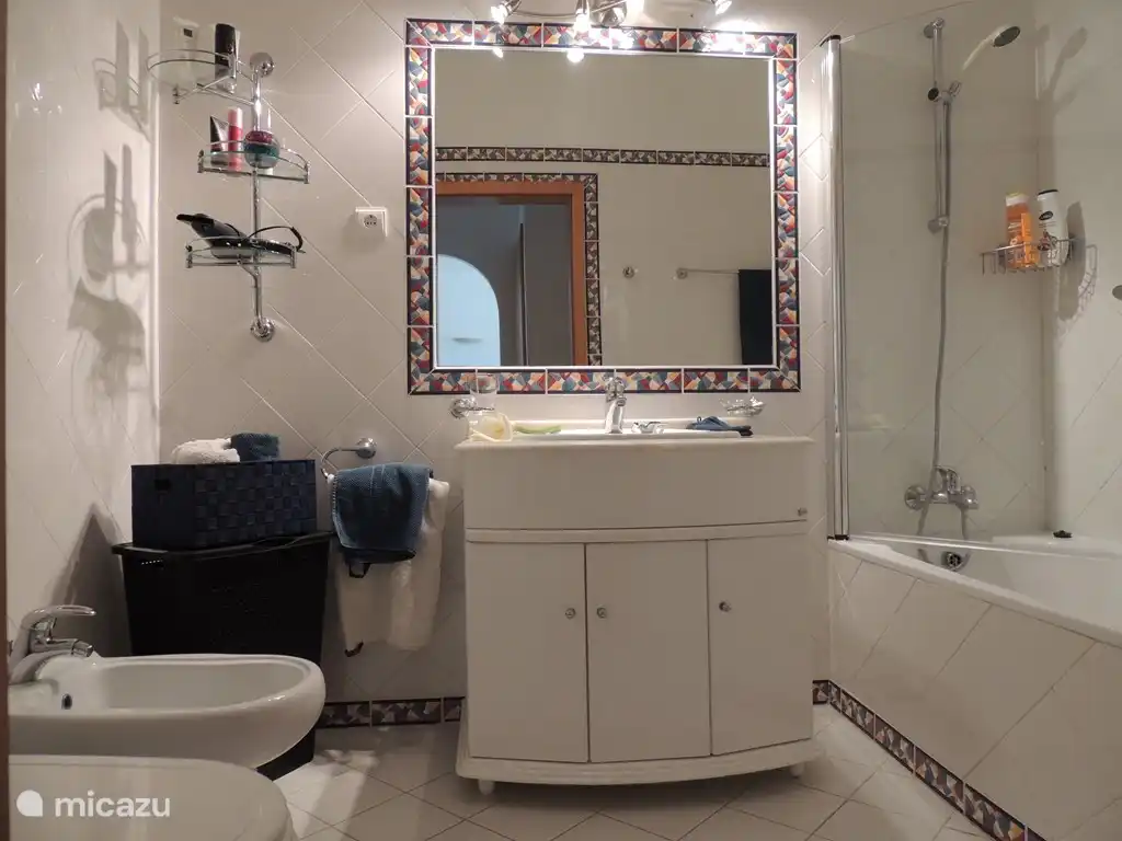 das Badezimmer im typisch portugiesischen Stil